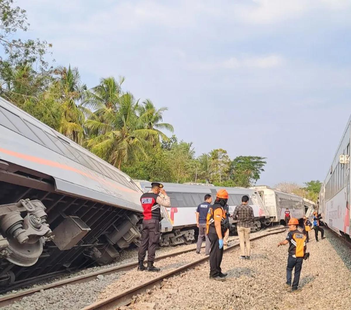 Adapun insiden anjlok KA Argo Semeru tengah menjadi viral di plaform sosial media X (Twitter). Dalam unggahan, sejumlah akun tampak sejumlah gerbong KA Argo Semeru terguling hingga menutup dua jalur rel kereta api.&nbsp;