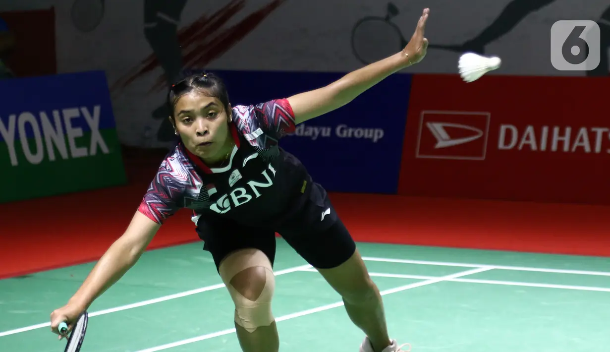 Pebulu tangkis tunggal putri Indonesia Gregoria Mariska Tunjung saat melawan Pusarla V. Sindhu (India) pada Babak 16 Besar Indonesia Masters 2022 di Istora Senayan, Jakarta, Kamis (9/6/2022). Gregoria Mariska kalah dengan skor 21-23, 22-20 dan 11-21. (Liputan6.com/Helmi Fithriansyah)