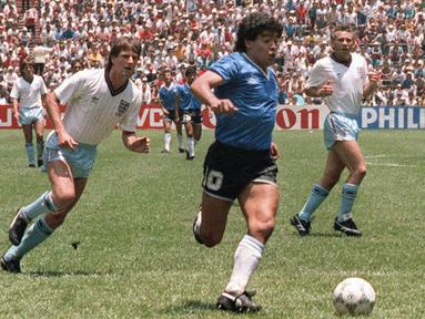 Diego Maradona pernah kedapatan dopping pada Piala Dunia 1994. Dirinya langsung dipulangkan setelah terbukti positif menggunakan varian efedrin, stimulan yang dilarang oleh FIFA. 3 tahun sebelum ini, dirinya juga dilarang bermain selama 15 bulan karena terbukti menggunakan kokain. (Foto: AFP/Staff)