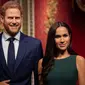 Patung lilin Pangeran Harry dan Meghan Markle dipindahkan dari barisan patung Keluarga Kerajaan Inggris di Madame Tussauds London, Kamis (9/1/2020). Sebelumnya sosok Harry dan Meghan berdiri di samping Ratu Elizabeth II, Pangeran Philip, Pangeran William dan Kate Middleton (Victoria Jones/PA via AP)