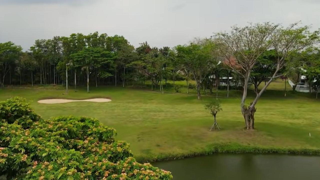 Sosok Suami Idaman Wanita, Pria ini Bangun Lapangan Golf Rp828 Miliar Demi Sang Istri Bisa Fokus
