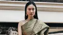 Nong Poy tampil dengan pakaian tradisional Thailand, seperti apa kira-kira pilihan busana pengantinnya dengan konglomerat Thailand nanti?
