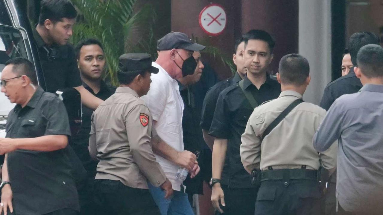 FOTO: Ekspresi Terpidana Mati Kasus Narkotika Asal Prancis Serge Atlaoui Saat Dipulangkan Pemerintah RI, Pakai Masker dan Topi Hitam