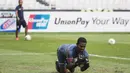 Kiper Timor Leste, Aderito Fernandes, menangkap bola saat latihan di SUGBK, Jakarta, Senin (12/11). Latihan ini persiapan jelang laga Piala AFF 2018 melawan Timnas Indonesia. (Bola.com/Vitalis Yogi Trisna)