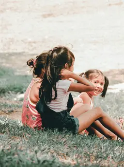 Langkah tepat untuk anak tampil berani dan percaya diri tanpa paksaan dan amarah (Foto: Charlein Gracia/Unsplash)