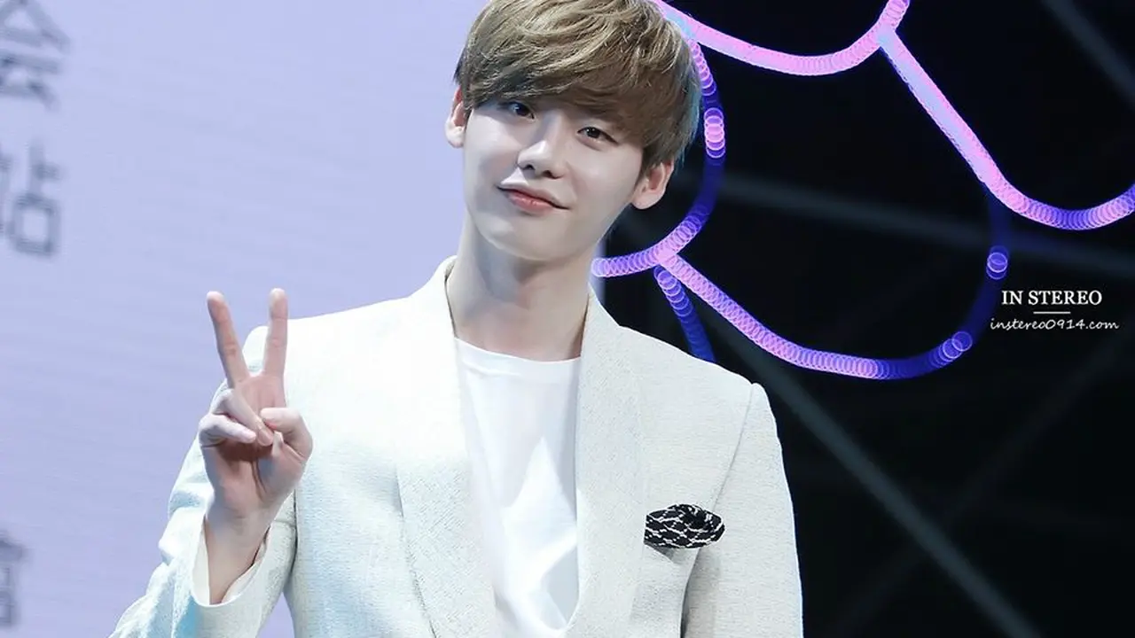 Lee Jong Suk Sukses Fan Meeting yang Disiarkan Langsung