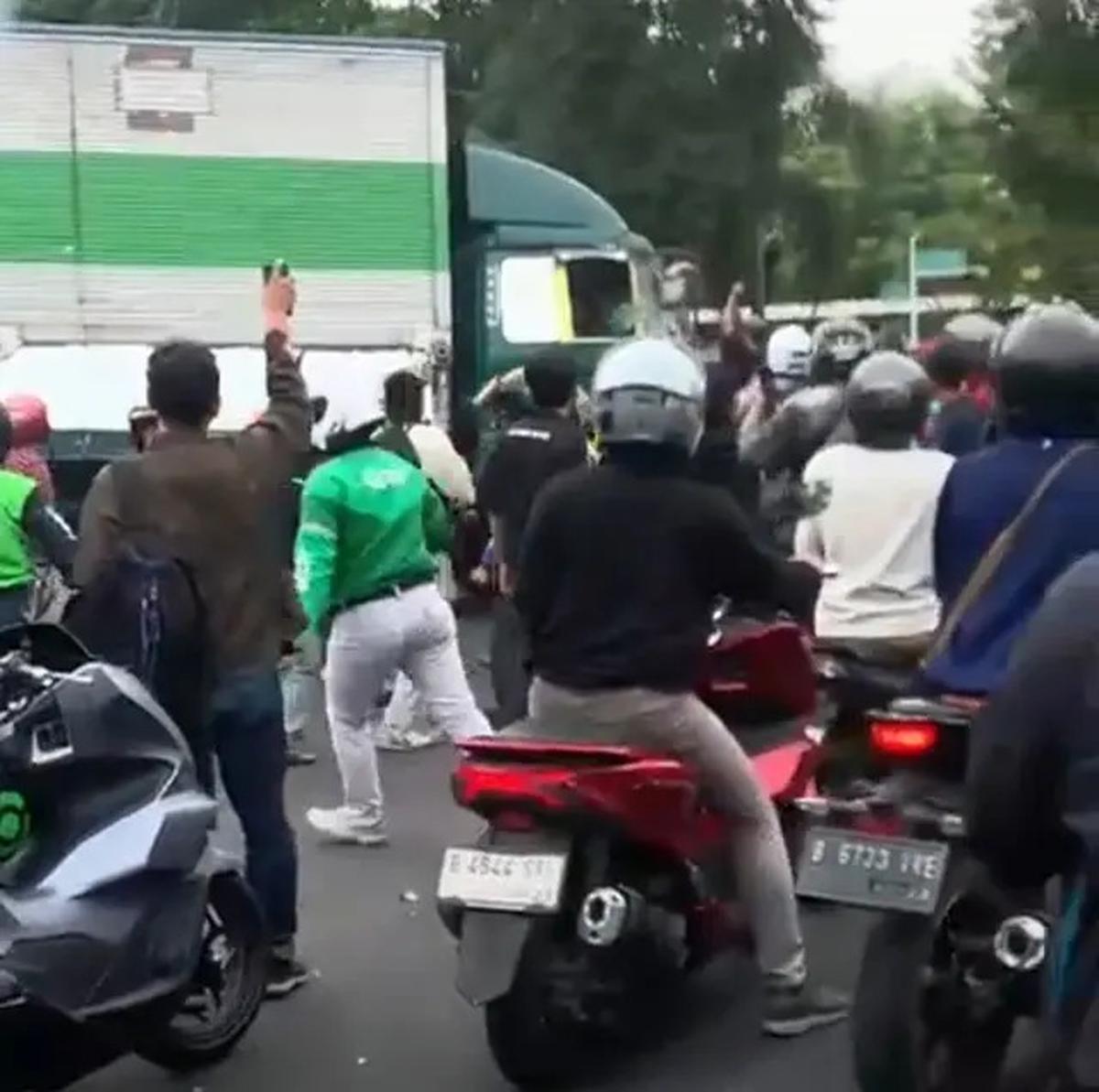 Kondisi Sopir Truk Kontainer Ugal-ugalan di Tangerang Alami Pendarahan di Otak karena Diamuk Massa