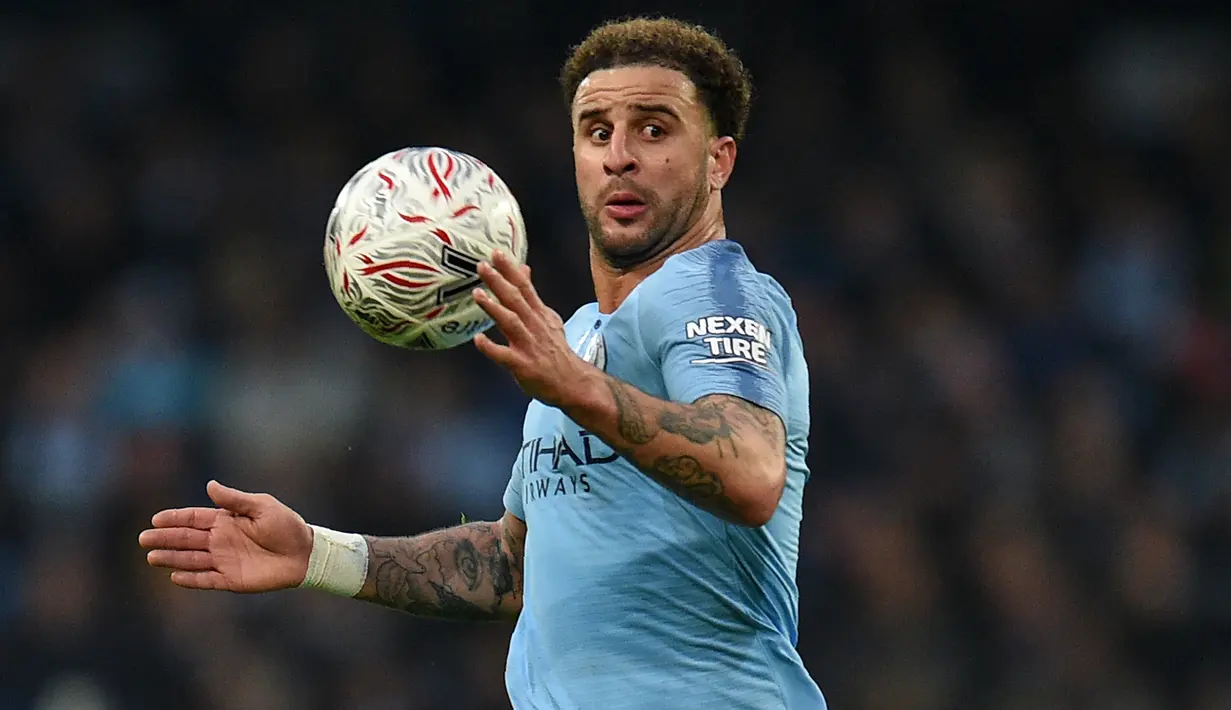 3. Kyle Walker (Manchester City) - Walker merupakan full-back kanan yang penuh dengan determinasi ketika bertahan maupun menyerang. Dari 21 penampilannya musim ini, Walker mencatatkan 22 tekel, 20 intersep, 29 clearances, 5 block, dan 24 kali memenangi duel udara. (AFP/Oli Scarff)