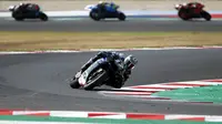 Pembalap MotoGP Maverick Vinales melintasi tikungan pada pertandingan MotoGP Emilia Romagna 2020 di Sirkuit Misano, Misano Adriatico, Italia, Minggu (20/9/2020). Maverick Vinales keluar sebagai juara disusul Joan Mir dan Pol Espargaro. (AP Photo/Antonio Calanni)