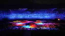 Para atlet tiba saat upacara penutupan Olimpiade Tokyo 2020 di Stadion Olimpiade, Tokyo, Jepang, Minggu (8/8/2021). Olimpiade Tokyo 2020 resmi ditutup. (AP Photo/Lee Jin-man)