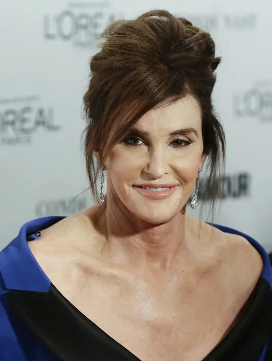 Caitlyn Jenner memakai gaun dengan potongan lebar di bagian bahu yang sangat menunjukkan garis tegas bahunya. Anting-anting silver pun dipilih Caitlyn Jenner untuk menambah kesan glamor dirinya malam itu. (Bintang/EPA)