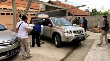 Tim gabungan Polda Metro Jaya dan Polresta Bekasi menemukan mobil korban pembunuhan satu keluarga di Cikarang Jawa Barat