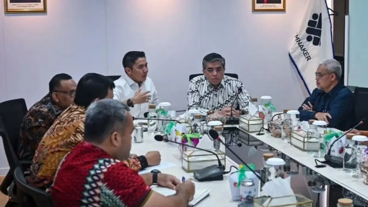 Sekretaris Kabinet Teddy Indra Wijaya berdiskusi dengan Menteri Ketenagakerjaan Yassierli di Kantor Kementerian Ketenagakerjaan, Jakarta, Jumat (10/10/2025) (@sekretariat.kabinet)