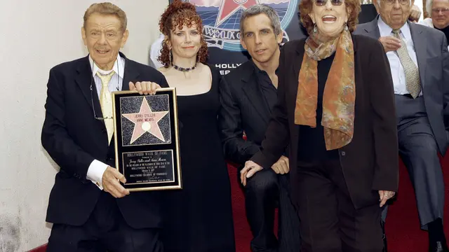 Jerry Stiller dan keluarganya. (AP Photo/Damian Dovarganes, File)