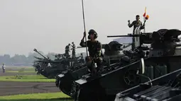 Para prajurit mempersiapkan kendaraan tempur tank dalam Latihan Gabungan TNI 2014, Senin (19/5/14). (Liputan6.com/Faizal Fanani)