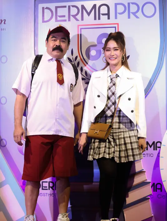 Sementara Inul Daratista mengenakan kemeja putih yang dipadu dengan rok lipit dan dasi motif kotak-kotak.