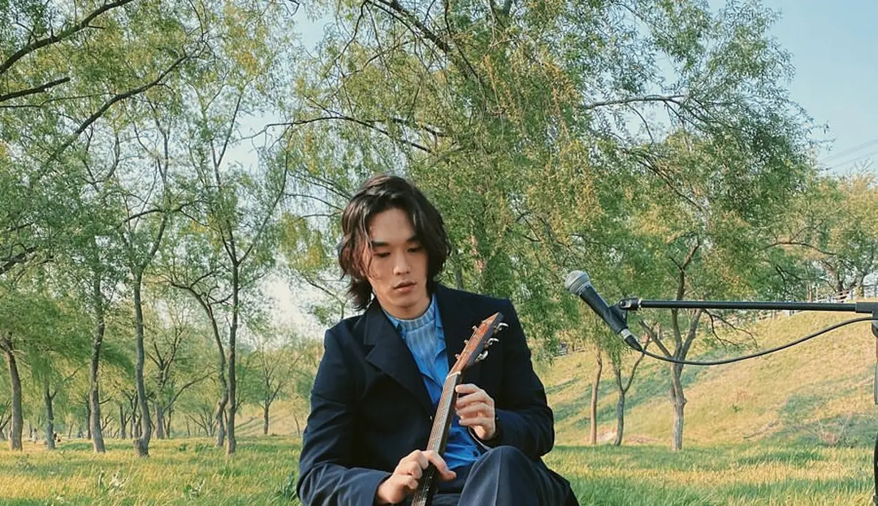 Kevin Oh terlibat dalam pembuatan banyak OST drakor kondang. Suara merdunya bisa didengar dalam lagu untuk D.P, Dear My Friends, Snowdrop, Yumi's Cell 2, Chicago Typewriter, dan masih banyak lagi. (Foto: Instagram/ kevinoh_)