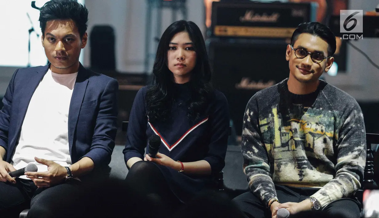 Penyanyi Afgan Syahreza (kanan), Isyana Sarasvati (tengah), dan Rendy Pandugo (kiri) saat rilis single kolaborasi ketiganya di Jakarta, Rabu (21/2). Afgan, Isyana, dan Rendy akan berkolaborasi di lagu berjudul 'Heaven'. (Liputan6.com/Faizal Fanani)