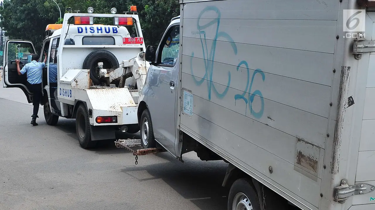 Bikin Jera, Mobil Box Diderek Kena Razia Parkir Liar