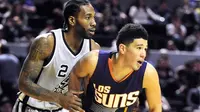 Devin Booker (kanan) dan Kawhi Leonard sama -sama mencetak poin tertinggi sepanjang karier kala Phoenix Suns mengalahkan San Antonio Spurs di Mexico City, Meksiko, Sabtu (14/1/2017). (NBA)