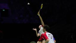 Pebulu tangkis ganda campuran China, Wei Ya Xin melepaskan pukulan over-head saat menghadapi sesama wakil China, Zheng Si Wei/Huang Ya Qiong pada laga final turnamen bulu tangkis Indonesia Open 2024 di Istora Senayan, Jakarta, Minggu (9/6/2024). Jiang Zhen Bang/Wei Ya Xin menang dua game langsung 11-21, 14-21 untuk merebut gelar juara. (Bola.com/Syahkist Afi Daib)