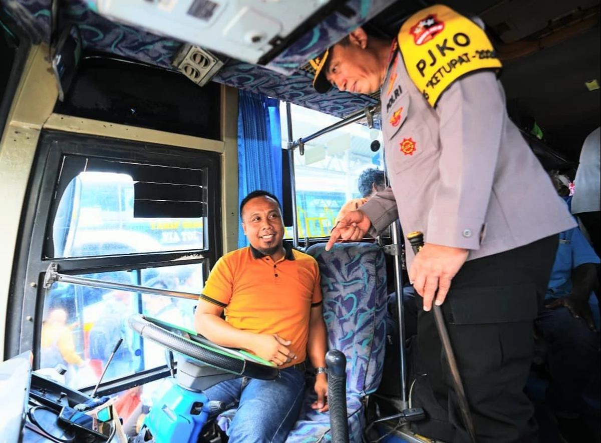 FOTO: Kapolri Tinjau Langsung Kesiapan Transportasi Jelang Puncak Mudik di Surabaya
