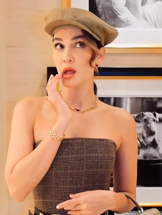 Makeupnya pun terlihat manis dengan rambut ponytail dan topi baret velvet cokelat [@lunamaya]