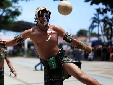 Seorang pemain berusaha menendang bola saat mengambil bagian dalam pertandingan Bola Maya saat upacara kebudayaan di Aguilares, El Salvador 8 Juli 2016. (REUTERS/Jose Cabezas)