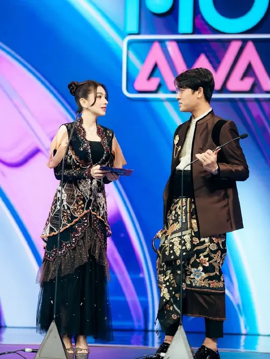 Potongan rok tutu hitam dan aksen ruffle di lengan bikin Angel Karamoy terlihat elegan di atas panggung [@therealangelkaramoy]