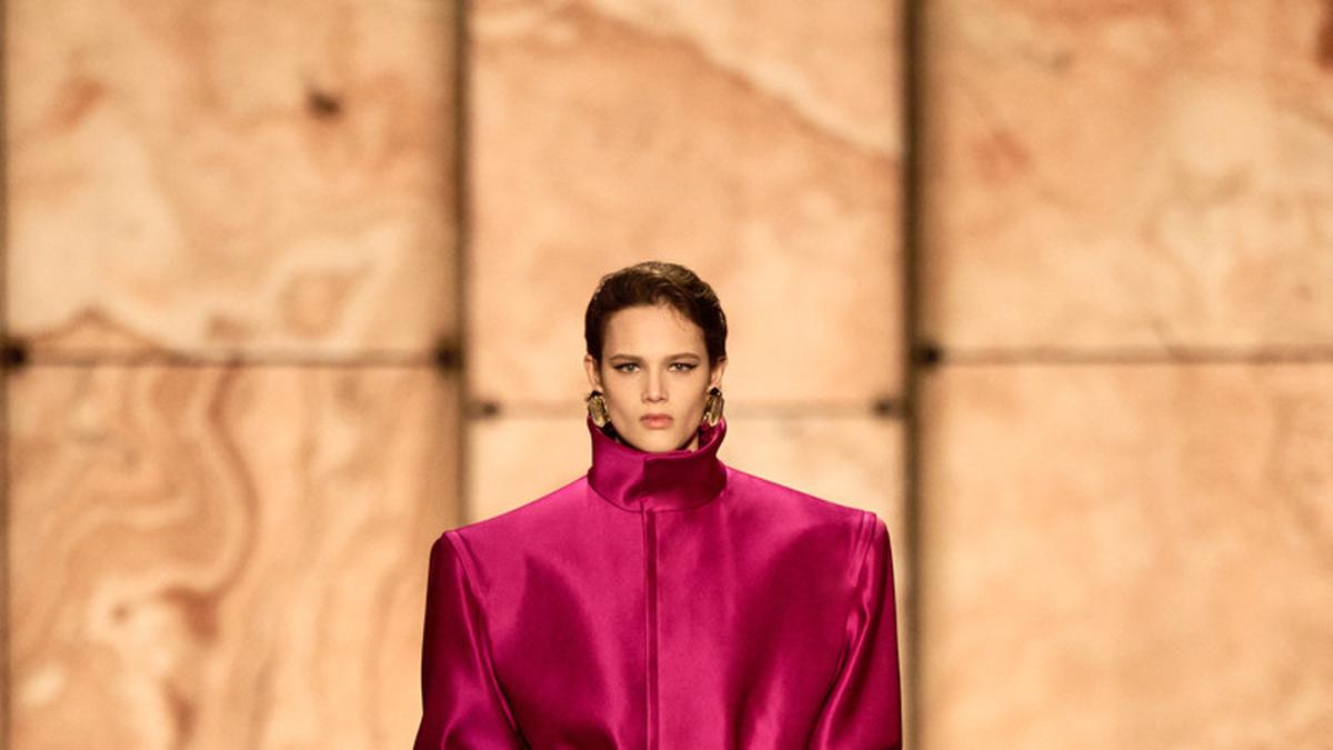 Konstruksi Desain Saint Laurent dalam Koleksi Femme Hiver 2025