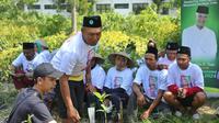 Relawan Kiai Muda Ganjar Jatim memberikan bantuan bibit kepada sejumlah petani di Nganjuk. (Istimewa)