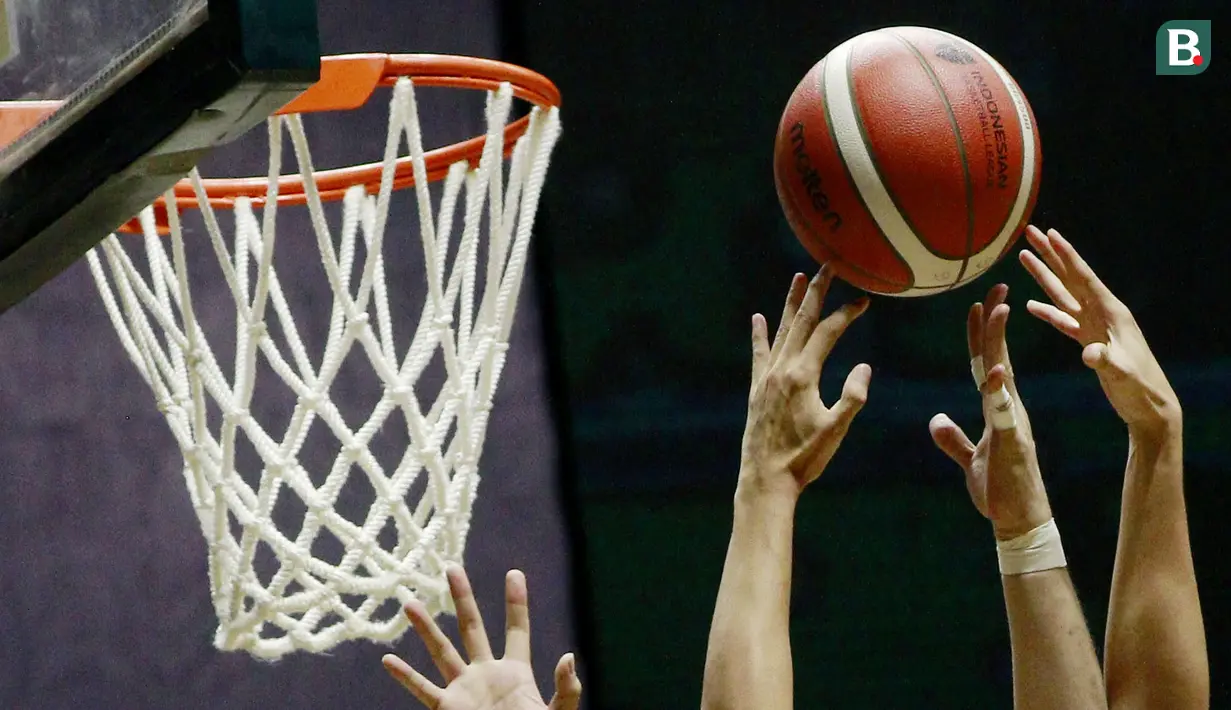Tampak tangan dari pebasket Satria Muda Pertamina berebut bola dengan pebasket Rans PIK Basketball pada laga IBL 2022 di Hall Basket GBK, Jakarta, Rabu (19/01/2022). Satria Muda menang dengan skor 64-32. (Bola.com/M Iqbal Ichsan)