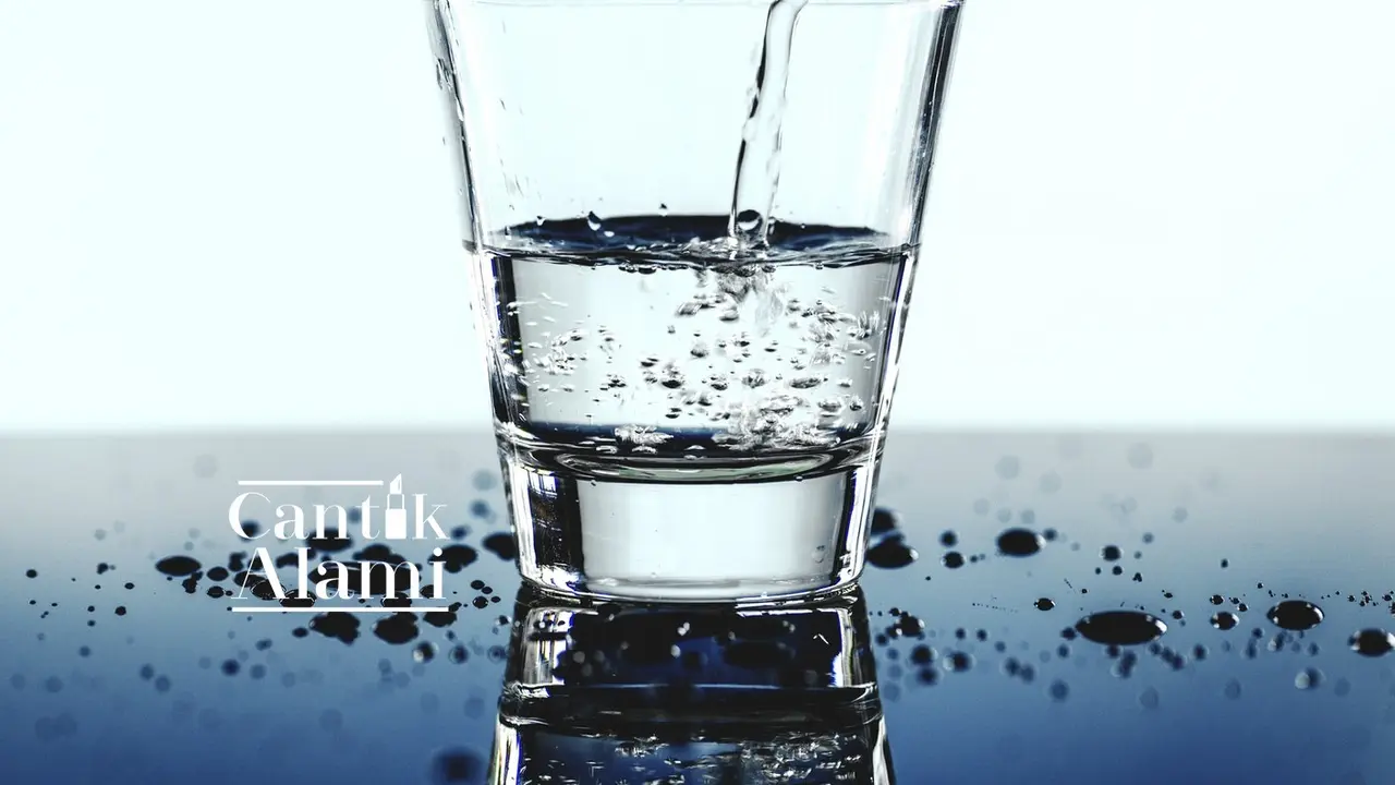 Cantik Alami: Keuntungan Minum Air Putih Setiap Pagi