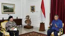 Presiden Susilo Bambang Yudhoyono (kanan) bersiap membayar zakat yang akan diserahkan melalui Ketua Umum Badan Amil Zakat Nasional (BAZNAS) Didin Hafidhuddin (kiri) di Kantor Presiden, Jakarta, (23/7/2014). (ANTARA FOTO/Andika Wahyu)