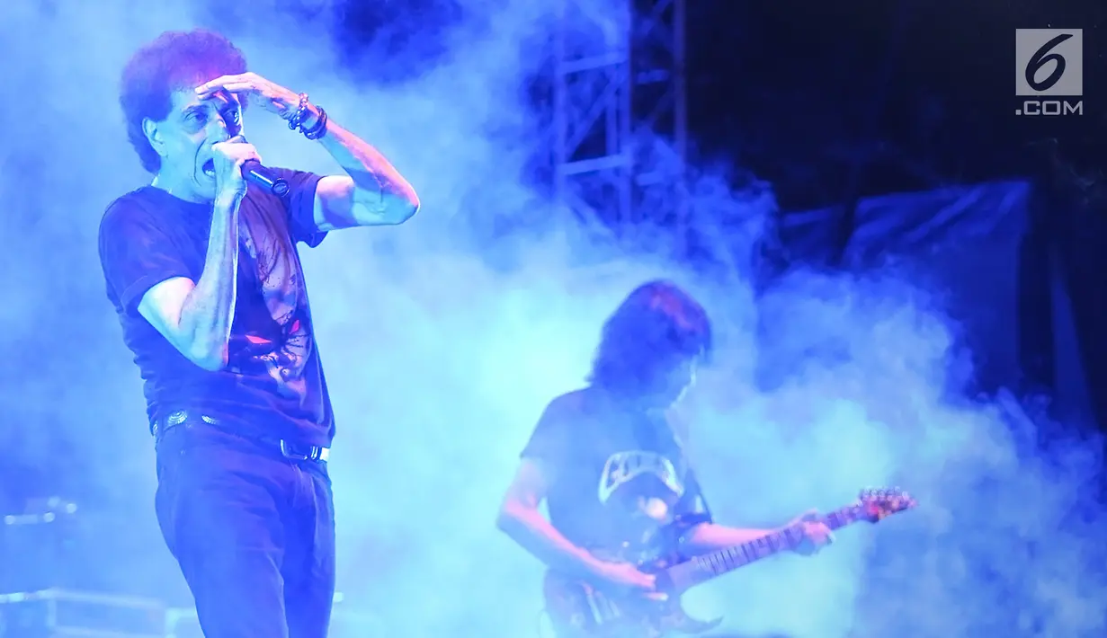 Aksi panggung vokalis God Bless, Ahmad Albar selama Jogjarockarta 2018 di Stadion Kridosono, Yogyakarta (27/10). Lebih dari lima lagu dibawakan seperti Semut Hitam, Bis Kota, Menjilat Matahari dan tentu saja Panggung Sandiwara. (Fimela.com/Bambang E.Ros)