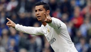1. Cristiano Ronaldo (Real Madrid), keduanya pernah bekerja sama dan meraih sukses di Madrid. CR7 dikabarkan berniat meninggalkan Los Blancos dan kemungkinan kehadiran Mou di MU akan membuatnya pulang ke Manchester. (AFP/Miguel Riopa)