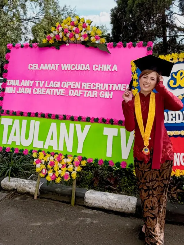Model Kebaya Janggan Merah Chika Jessica saat Wisuda Sarjana