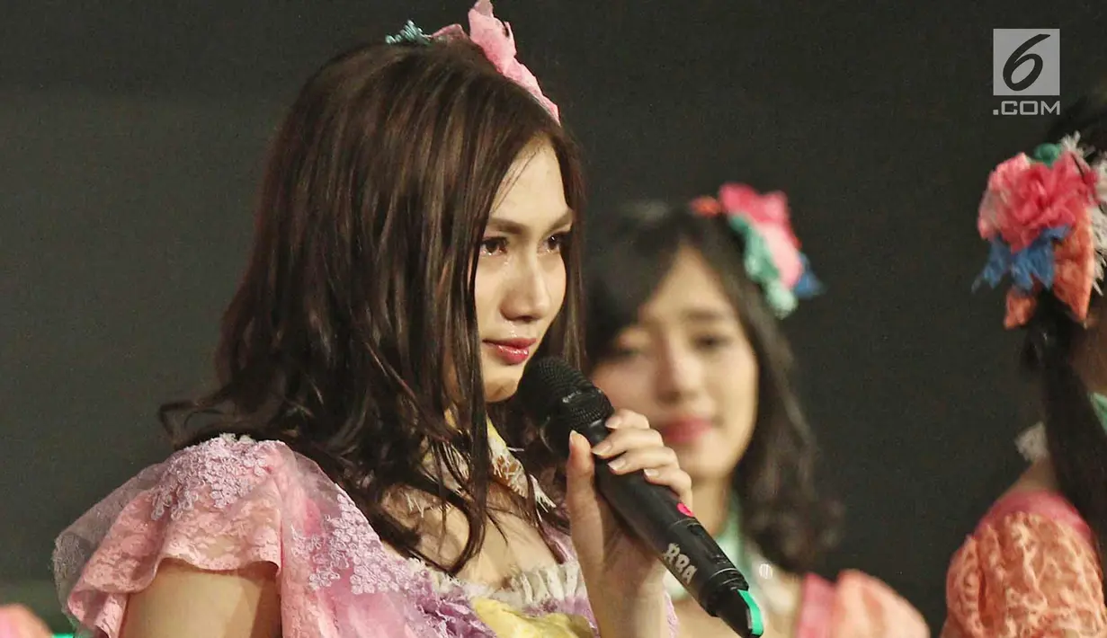 Member JKT 48, Melody menangis saat memberi pengumuman di acara 'JKT48 Request Hour Setlist Best 30 2017', Jakarta, Sabtu (4/11). Melody mengumumkan dirinya yang dari Tim J dan Tim T memutuskan lulus dari JKT48. (Liputan6.com/Herman Zakharia)