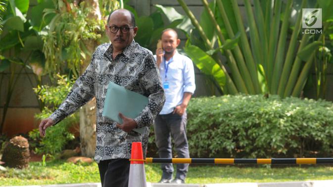 Staf ahli Menteri Agama Lukman Hakim Saifuddin, Janedjri M Gaffar memenuhi panggilan penyidik KPK di Jakarta, Kamis (11/4). Mantan Sekjen Mahkamah Konstitusi (MK) itu diperiksa sebagai saksi untuk tersangka Romahurmuziy terkait kasus jual beli jabatan di lingkungan Kemenag. (merdeka.com/Dwi Narwoko)