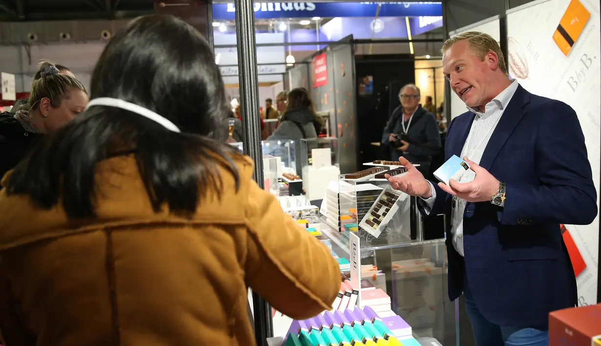 Peserta pameran memperkenalkan produk cokelat kepada pengunjung di Pameran Cokelat Brussel ketujuh di Brussel, Belgia (13/2/2020). Pameran ini mempertemukan lebih dari seratus pembuat cokelat, koki pastri, manisan, dan produsen kakao, dibuka pada Kamis (13/2) di ibu kota Belgia. (Xinhua/Zhang Cheng)