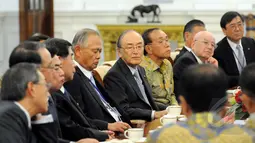 Potensi penduduk yang lebih dari 250 juta menjadi alasan Jepang menjadikan Indonesia tujuan pertama delegasi ekonominya, Istana Merdeka, Jakarta, Senin (2/2/2015). (Liputan6.com/Faizal Fanani)