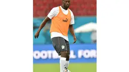 Yaya Toure, pemain tengah untuk klub Liga Utama Inggris, Manchester City dan tim nasional sepak bola Pantai Gading ini dikenal sebagai Muslim taat. (AFP PHOTO/Issouf Sanogo)