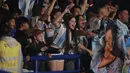 Pendukung Timnas Argentina U-17 melakukan selebrasi ketika salah satu pemain mencetak gol ke gawang Timnas Jepang U-17 dalam pertandingan kedua Grup D Piala Dunia U-17 2023 yang berlangsung di Stadion Si Jalak Harupat, Kabupaten Bandung, Jawa Barat, Selasa (14/11/2023). Timnas Argentina U-17 berhasil mengalahkan Jepang U-17 dengan skor 3-1. (Bola.com/Ikhwan Yanuar)