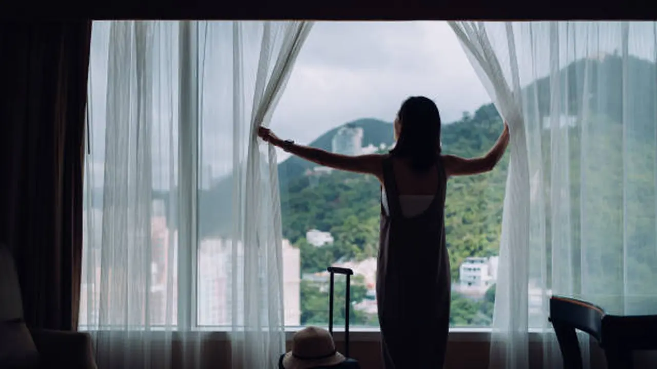 Ilustrasi stay cation di hotel