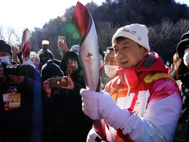 Selebriti Hong Kong, Jackie Chan memegang obor Olimpiade Musim Dingin 2022 setelah mengambil bagian dalam estafet obor di Tembok Besar Badaling di pinggiran Beijing, Cina, Kamis, 3 Februari 2022. (AP/Ng Han Guan)