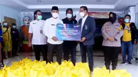 Direktur Jaringan dan Retail Banking Bank Mandiri Aquarius Rudianto&nbsp;saat menyerahkan bantuan 500 paket sembako kepada masyarakat kurang mampu di Kecamatan Tebet, Jakarta, Jumat (22/4).