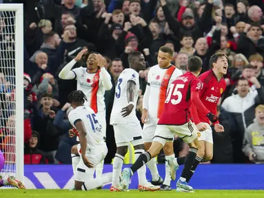 Pemain Manchester United, Victor Lindelof, melakukan selebrasi setelah mencetak gol ke gawang Luton Town pada pekan ke-12 Premier League 2023/2024 di Stadion Old Trafford, Sabtu, (11/11/2023). MU menang tipis dengan skor 1-0. (AP Photo/Jon Super)