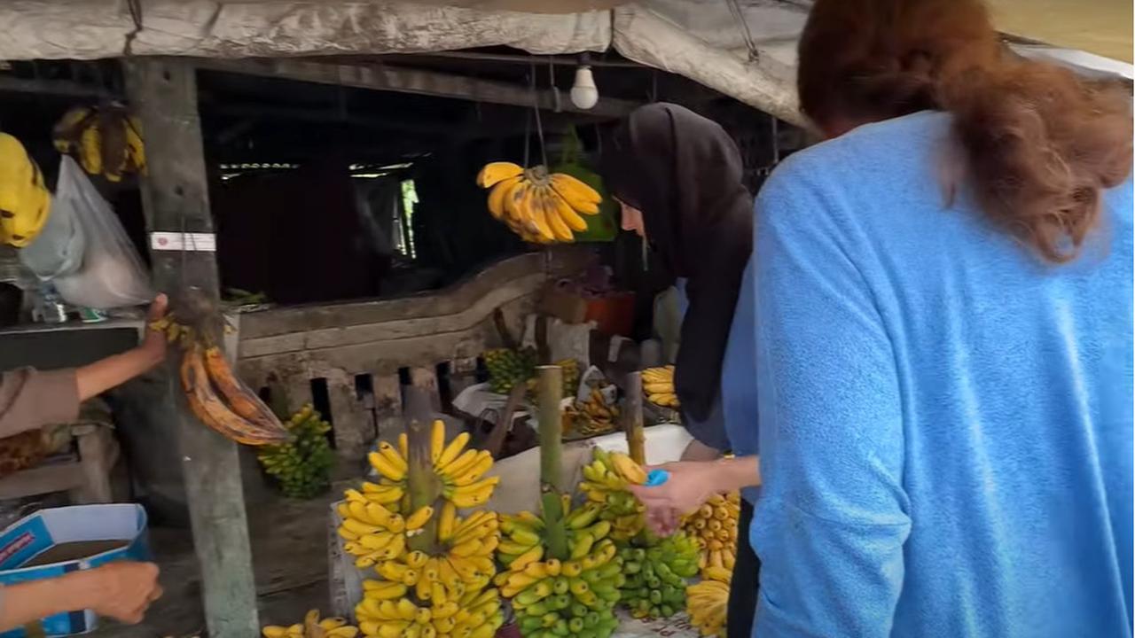Diajak Jalan-jalan sama Sang Anak, Orangtua Bule Jerman Beli Buah-buahan di Pinggir Jalan 'Rasanya Aneh'