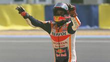 Pembalap Repsol Honda, Marc Marquez, merayakan kemenangan pada MotoGP Prancis di Sirkuit Le Mans, Minggu (20/5/2010). (AP/David Vincent)