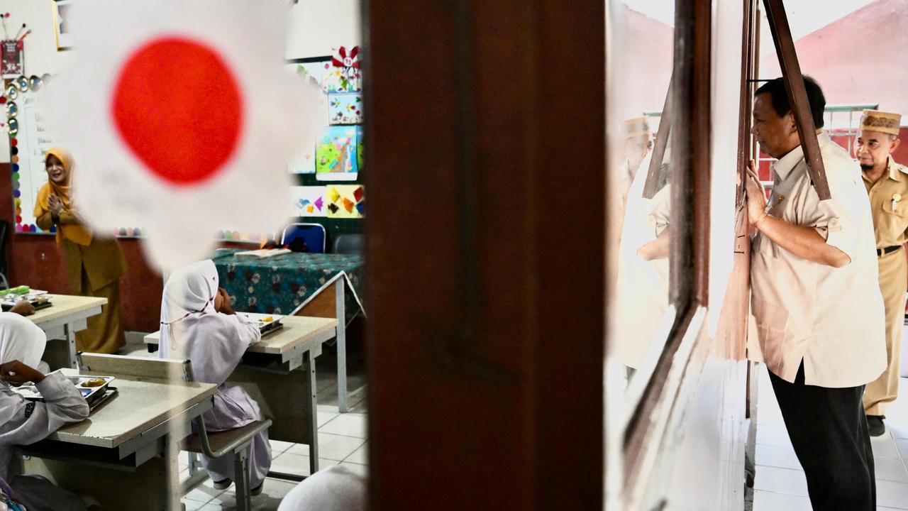 FOTO: Momen Prabowo Intip dari Balik Jendela Saat Siswa SD di Bogor Nikmati Makan Bergizi Gratis